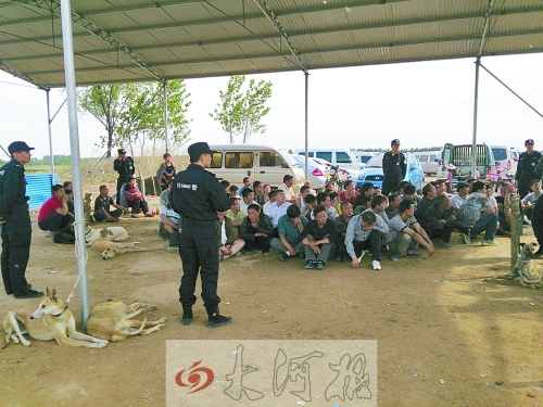 民警突襲賭場，64名涉案人員全部落網(wǎng)。