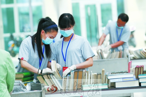 工作人員正在忙著整理書籍,逐一登記、歸類。