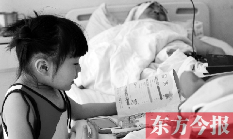 　昨天上午，鄭州市骨科醫(yī)院病房?jī)?nèi)，李剛躺在病床上，女兒嘟嘟在安靜地看書(shū)