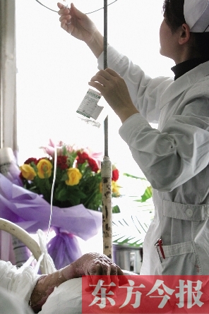 2006年,被嚴重燒傷的婁風濤在鄭州一家醫(yī)院治療