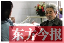 2006年,中央電視臺記者在鄭州一家醫(yī)院病房中采訪婁風濤的父親