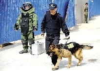 排爆專家、警犬在現(xiàn)場(chǎng)待命。