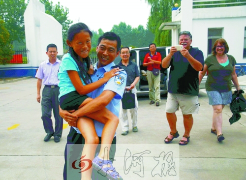 黨心松一行人剛下車，楊衛(wèi)軍就一把抱起了她，流露出幸福的笑容，不遠處史蒂夫拍照銘記這一刻。
