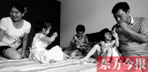 昨日，鄭州市民蔣先生的家中，一家人陪著妞妞（右二）玩耍