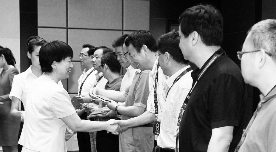 河南省委常委、宣傳部長趙素萍給中國紀(jì)錄片播出聯(lián)盟理事臺(tái)發(fā)放牌匾