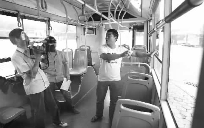 昨日，鄭州市B20路公交車長(zhǎng)方先生（右一），講述“色狼”跳窗逃跑時(shí)被眾人喊打的情景