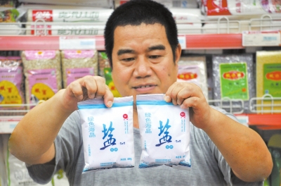 在漯河一家超市，市民選購(gòu)的“高價(jià)鹽” 記者仵樹(shù)大攝