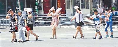  街頭，遮擋陽光是一門“技術(shù)活”。