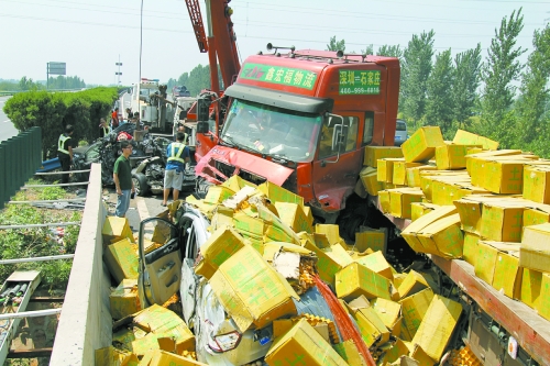 大貨車旁邊的海馬轎車被雞蛋砸中，車上兩人逃脫及時(shí)，僅受輕傷。