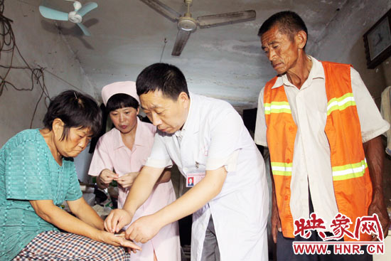 鄭州市管城區(qū)人民醫(yī)院院長張彥軍親自為謝秀進診斷，并為他們帶去了500多元的治療藥品。