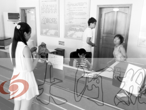 鄭州市人才交流服務中心二樓大廳，剛畢業(yè)大學生咨詢政策，工作人員卻在若無其事地玩手機。