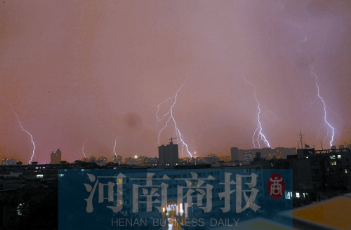昨天21:30左右，雷電頻頻“光顧”鄭州市區(qū)