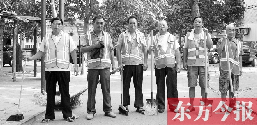 昨天下午6點，6名環(huán)衛(wèi)工人相伴乘坐B1返回27公里外的花園口村。