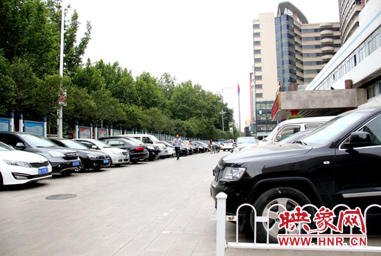 鄭州市人民醫(yī)院廣場(chǎng)上依舊停滿了車輛