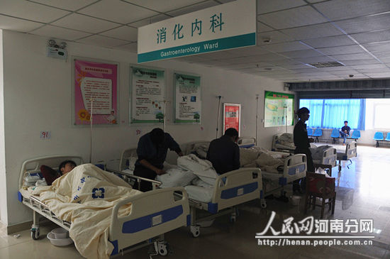 食物中毒學生在醫(yī)院接受治療