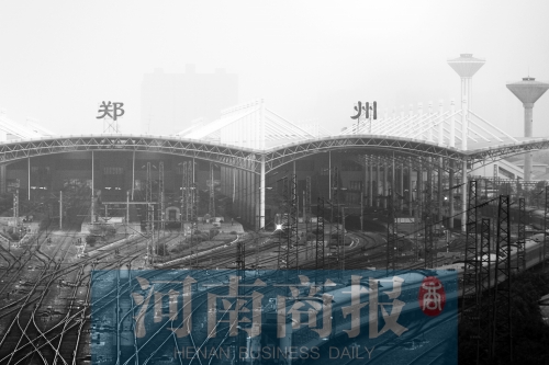 從解放路立交向南望去，火車站南側(cè)一座高樓在霧霾中若隱若現(xiàn)