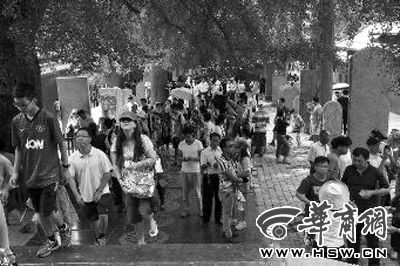 每天都有大量游客涌來，探訪他們心目中的少林
