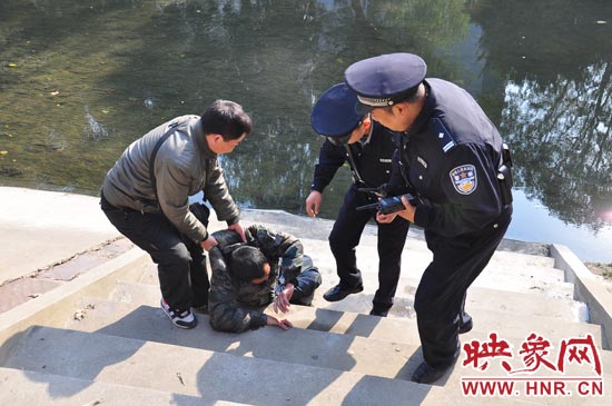 該男子滾入冰冷的金水河，嗆了幾口污水，連滾帶爬從水中出來，隨后被金水路派出所民警救上岸。