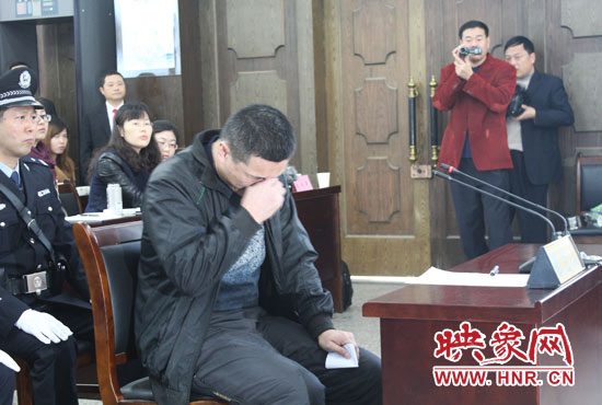 庭審現(xiàn)場，被告人常樹民哽咽著宣讀手中的悔恨書。