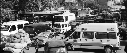 鄭州市三院門(mén)口,車流中,急救車奮力突圍