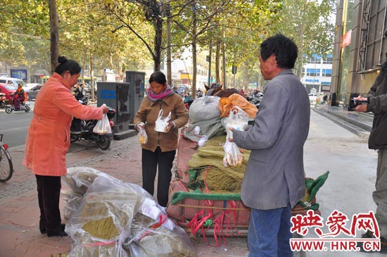 在賣(mài)粉條的時(shí)候,還有市民給他們送飯。