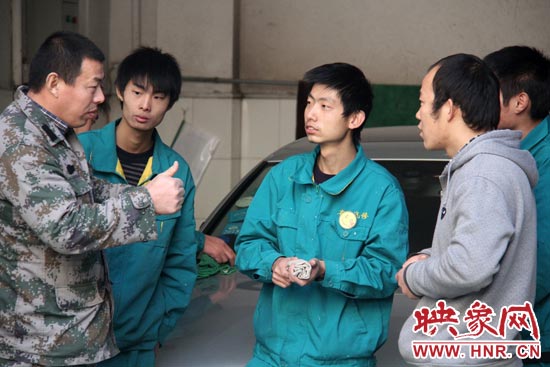 楊冠軍（左）在和兄弟們交流時，多數(shù)都是用手語