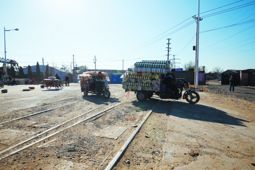 這里常?！叭搜鲴R翻”,常有婦女騎車(chē)帶孩子摔得頭破血流