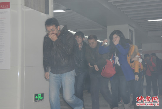 演習中，地鐵乘客從地鐵車廂中跑出。