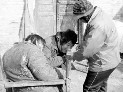 去年年初，武文英和雙胞胎腦癱兒子。圖片來源/《周口晚報(bào)》