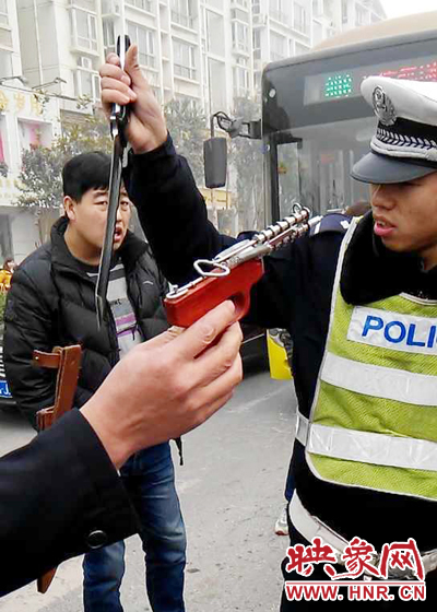 據(jù)當事交警描述，男子自知車上有刀，在車輛被逼停后，車上的另一名男子試圖將刀具交給到達現(xiàn)場的同伴。