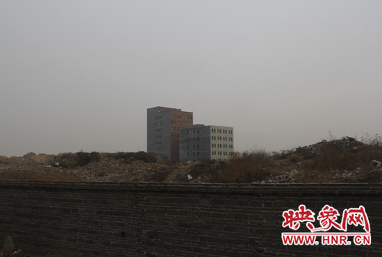 一墻之隔，但內(nèi)外環(huán)境卻截然不同