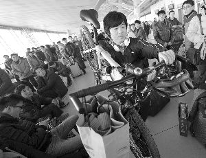 由于媽媽生病，盧文成只得中途放棄騎行改乘火車趕回老家。