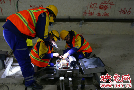 鄭州地鐵設(shè)備部各工種的同事們每晚在夜深人靜時(shí)的隧道里堅(jiān)守著自己的崗位。
