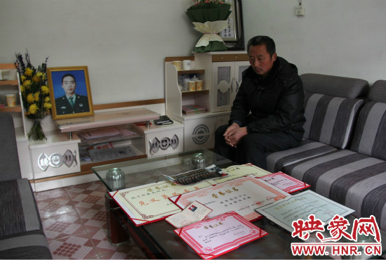 救火英雄鄭春光的父親和兒子獲得榮譽(yù)證書。
