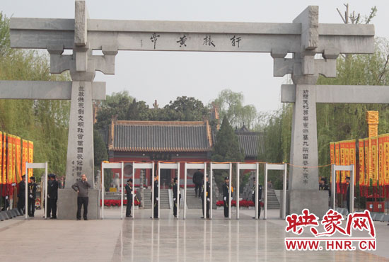 大典入口安檢嚴(yán)格。