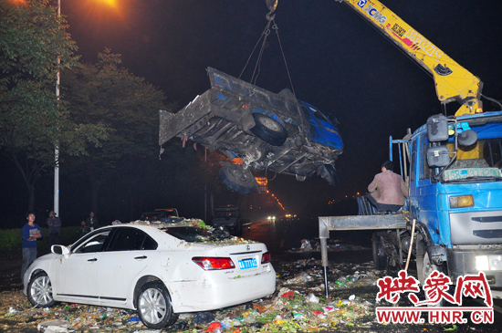 1點(diǎn)40許，兩輛車先后被吊起并拖離現(xiàn)場，停車場的幾位員工將路面清掃干凈，隨后該路段恢復(fù)通行。