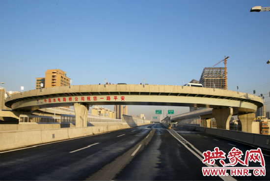右側(cè)車道為北三環(huán)快速路文化路出口輔道。