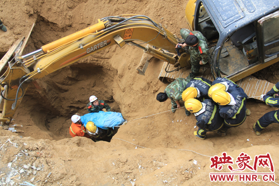 14點(diǎn)10分，經(jīng)過(guò)4個(gè)多小時(shí)的救援，消防官兵發(fā)現(xiàn)被埋男子，現(xiàn)在正從6米多深的塔吊塌方處抬出。
