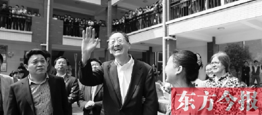 4月23日上午，崔琦偕夫人參觀寶豐一高