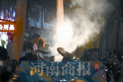 夜晚，鄭州街頭的燒烤攤 記者 王春勝/攝