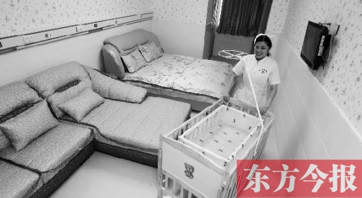 鄭州市南陽(yáng)路上一醫(yī)院月子房,護(hù)士為標(biāo)價(jià)為1.38萬(wàn)元的月子房整理物品