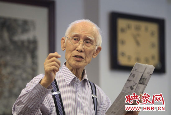 余光中現(xiàn)場(chǎng)朗誦新詩(shī)《招魂》。