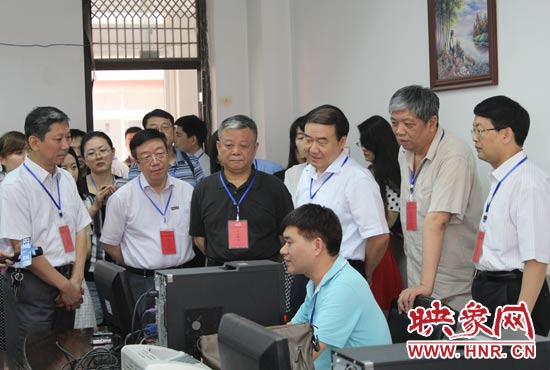 在評卷質(zhì)檢組,工作人員介紹說,今年有四級質(zhì)檢(即小組質(zhì)檢、題組質(zhì)檢、學(xué)科質(zhì)檢、省質(zhì)檢),確保嚴(yán)把質(zhì)量