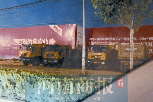 昨夜，記者發(fā)現(xiàn)一些工地外，渣土車們正在“休息”記者 鄧萬里/攝
