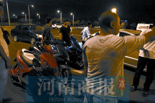 一小時(shí)內(nèi)，民警就扣了12輛摩托車、電動(dòng)車