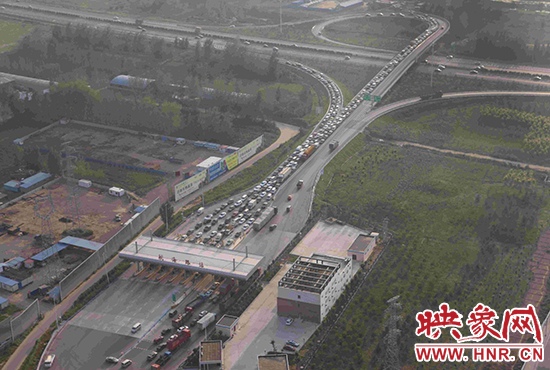 圖為鄭州環(huán)城高速航海路上下口，已經(jīng)出現(xiàn)車輛排隊(duì)情況。