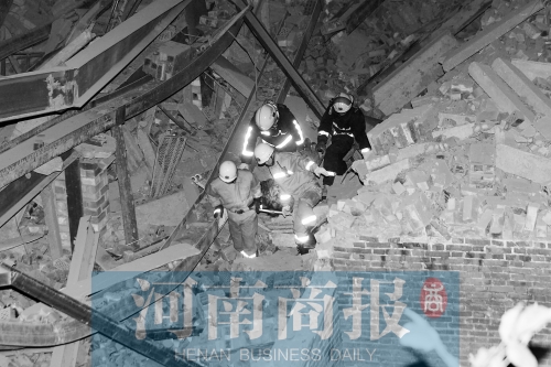 昨晚8點30分，消防員從廢墟中救出一名被埋者
