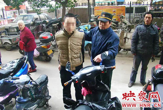 巡防隊(duì)員將盜賊控制。
