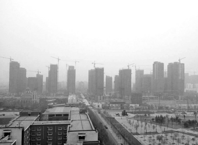 在鄭州市同一地點(diǎn)拍攝的照片，下為1月1日晴朗天氣，上為1月5日霧霾天氣。（拼接圖片）