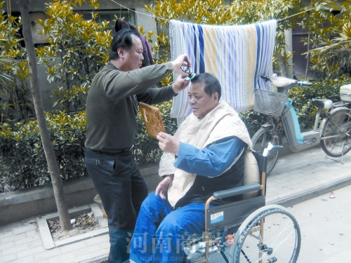 2011年8月18日，老鄰居給高新海剪發(fā)